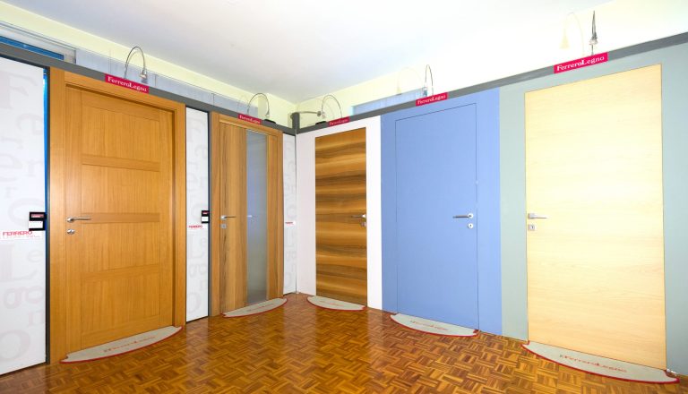 Porte interne esposte in showroom