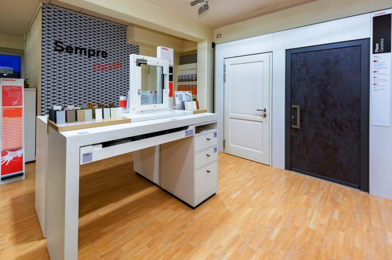 Vetrate e porte esposte in showroom