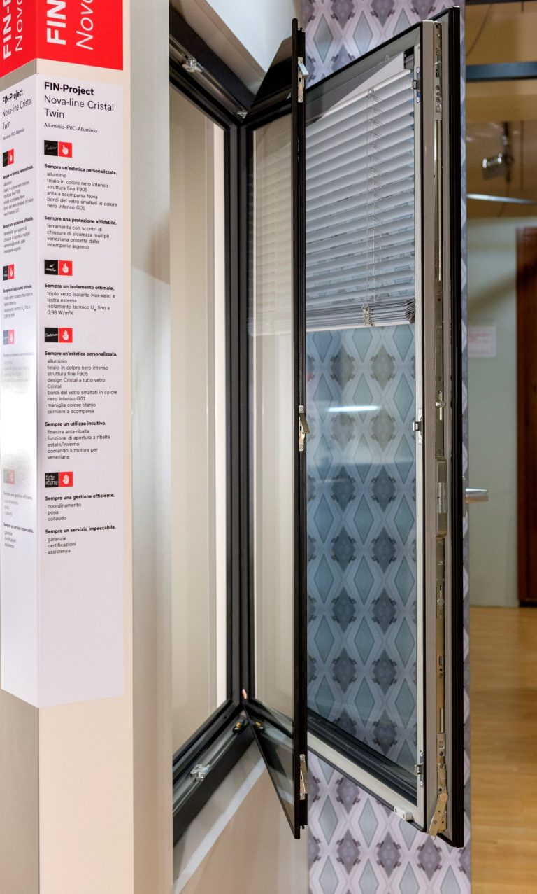 Dettaglio di un serramento in showroom