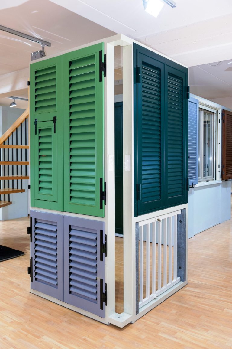Persiane colorate in showroom