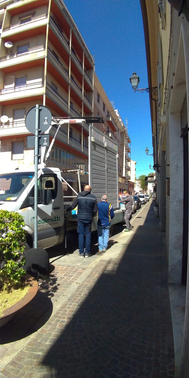 Installazione Porta Basculante – Pavia