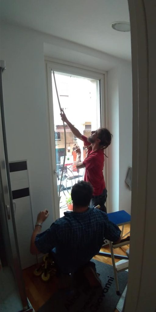 Posatori Edilmutti sigillano il telaio di una portafinestra
