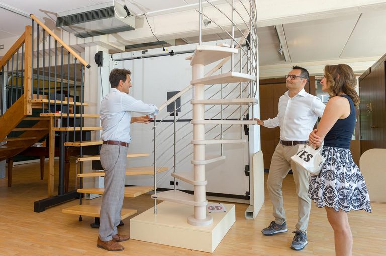 Clienti davanti alle scale esposte in showroom