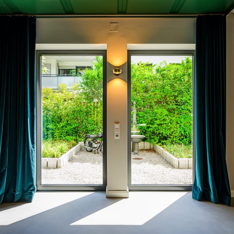 Portafinestra a due ante in alluminio verso il giardino (FIN-Project Slim-line Twin)