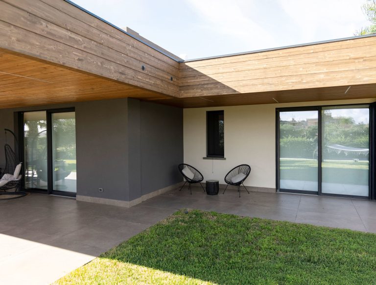 Portico con vetrate scorrevoli e finestre in alluminio scuro (FIN-Project Nova-line Twin 78/88)