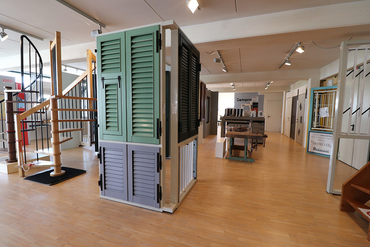 Persiane e scale esposte nello showroom Edilmutti