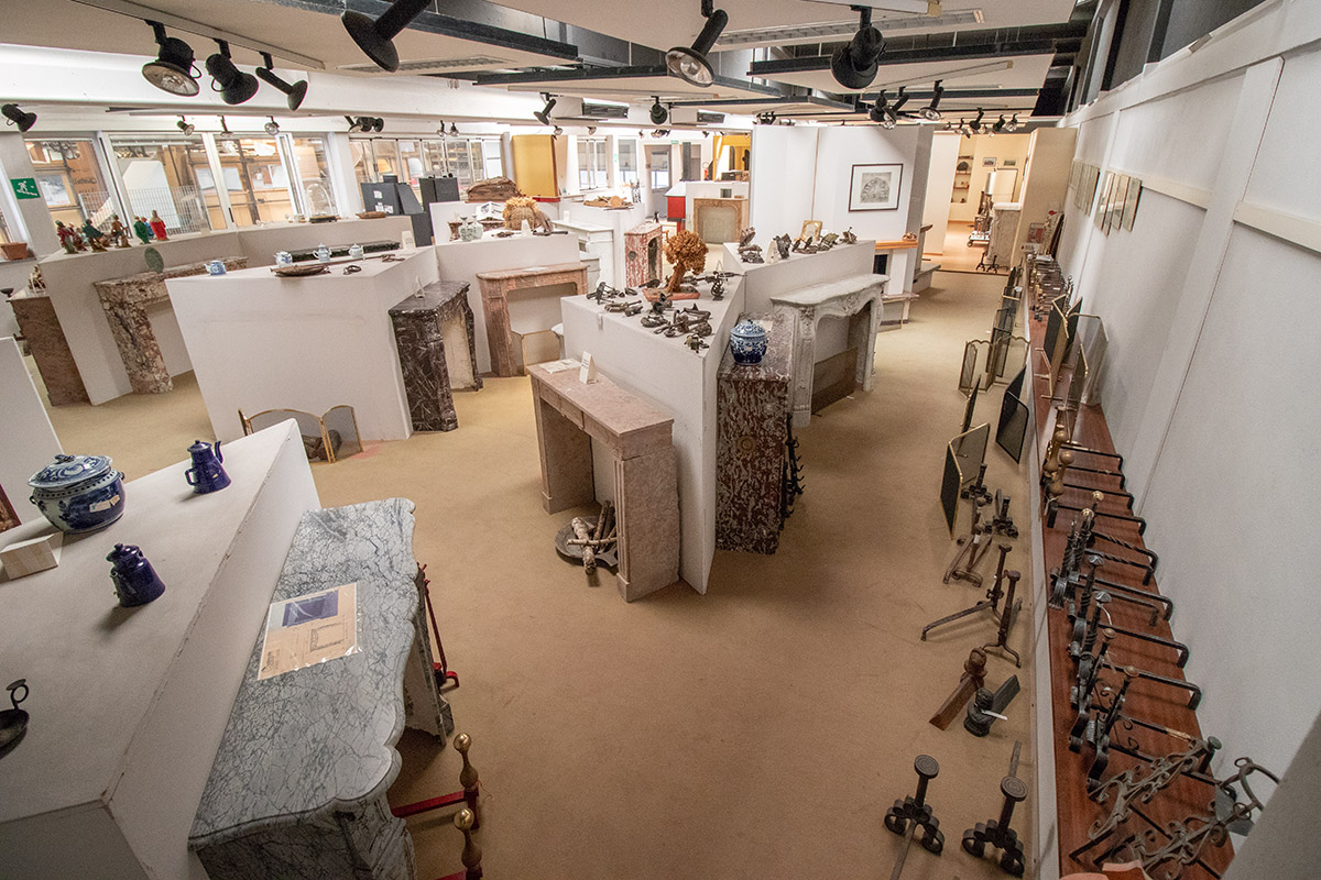 Caminetti e stufe esposti nello showroom Edilmutti