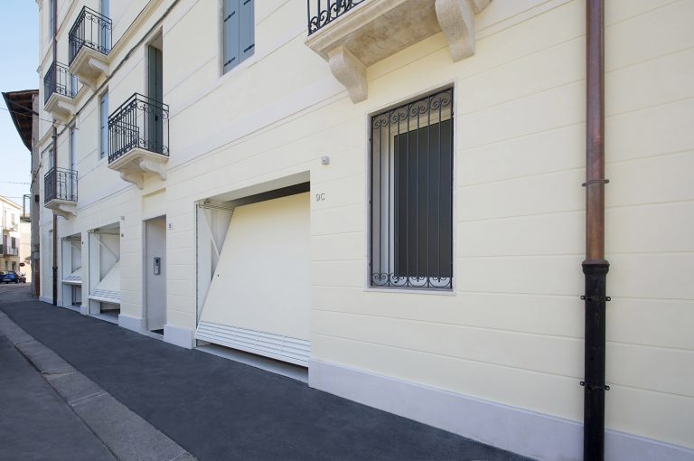 Scorcio della facciata storica con basculanti a filo muro in apertura