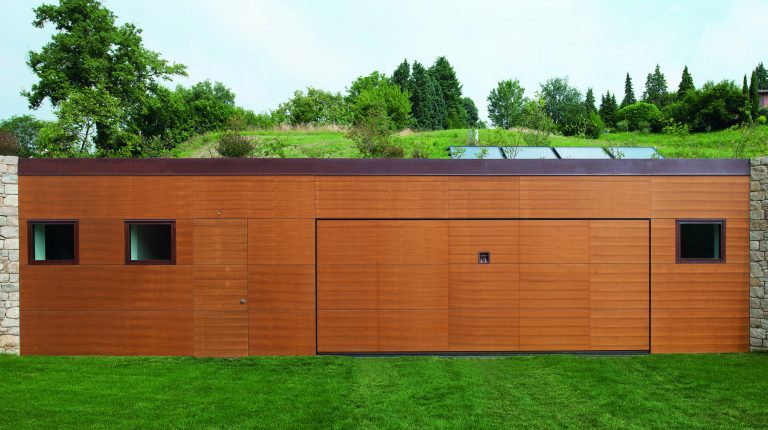 Box rivestito in teak con la basculante nascosta nel rivestimento (Wall Concept), prato