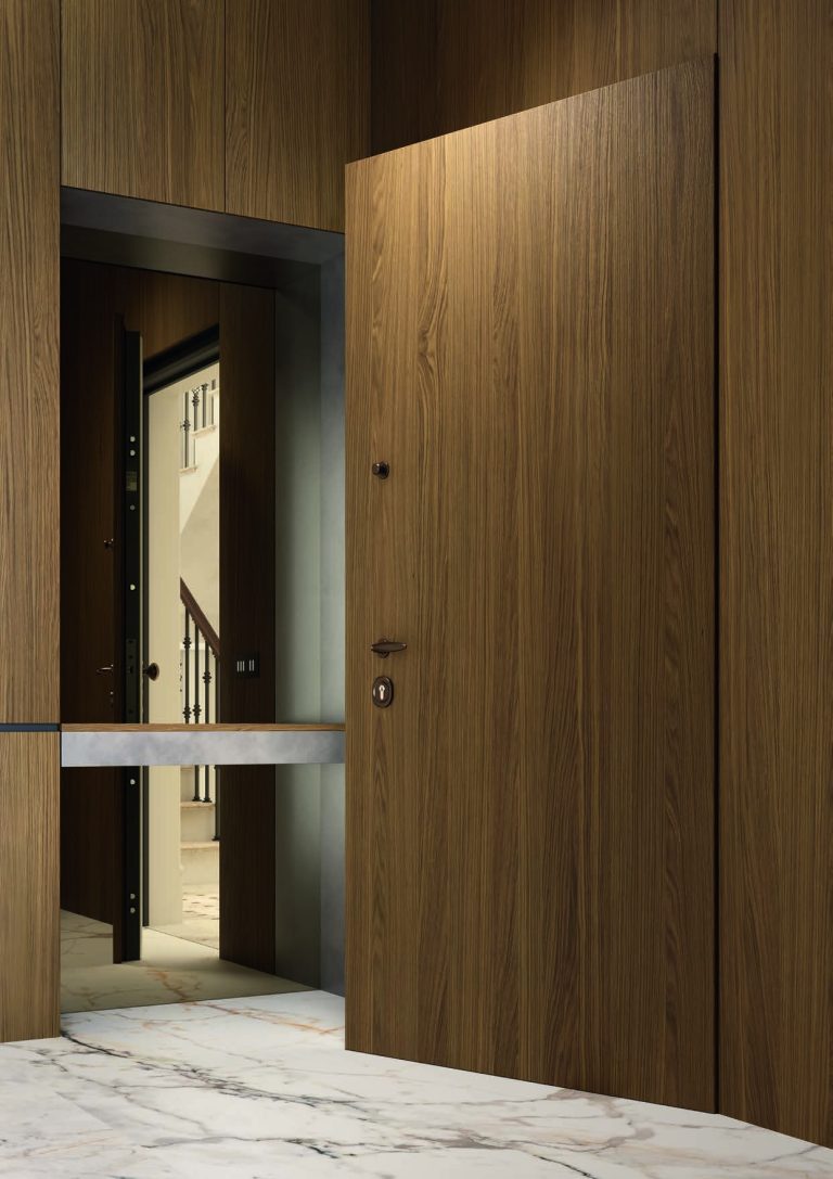 Porta blindata in rovere aperta su un ingresso con pavimento in marmo (verticale)
