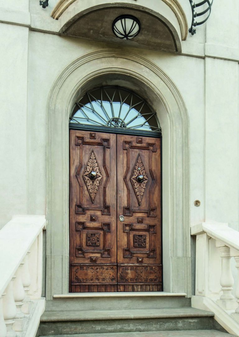 Portone blindato a due ante in legno intagliato con lunetta ad arco, palazzo storico (verticale)