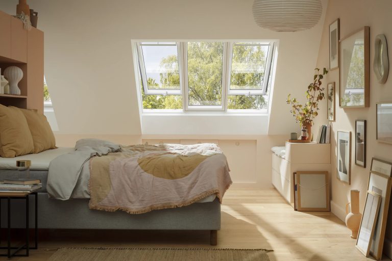 Camera da letto in mansarda con finestra per tetti sopra il letto