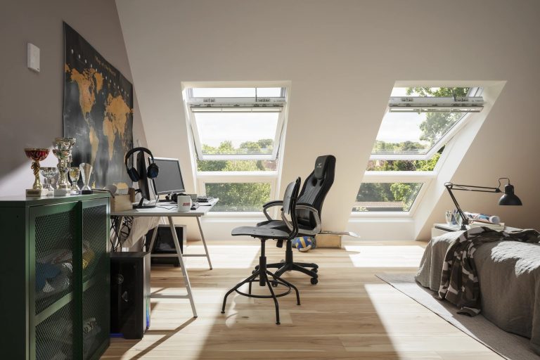 Studio in mansarda con scrivania e finestre per tetti affiancate