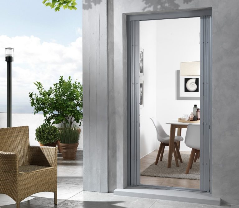 Render: portafinestra su terrazzo con grata Kiusa chiusa