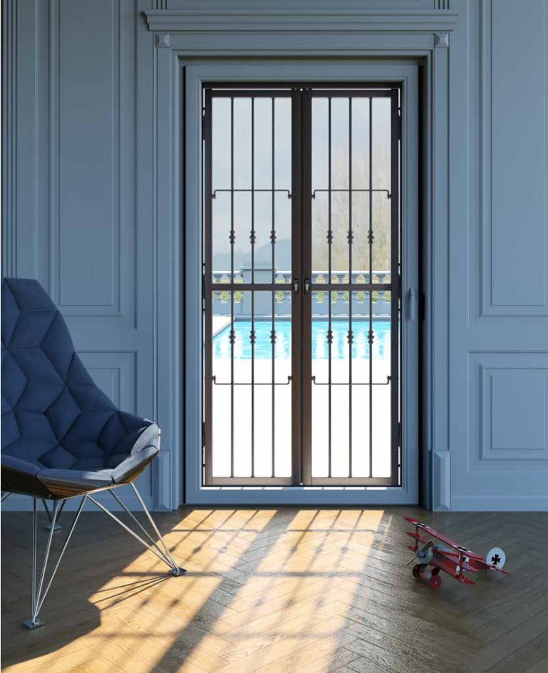 Render: parete azzurra con portafinestra e grata Libera CE, luce sul pavimento