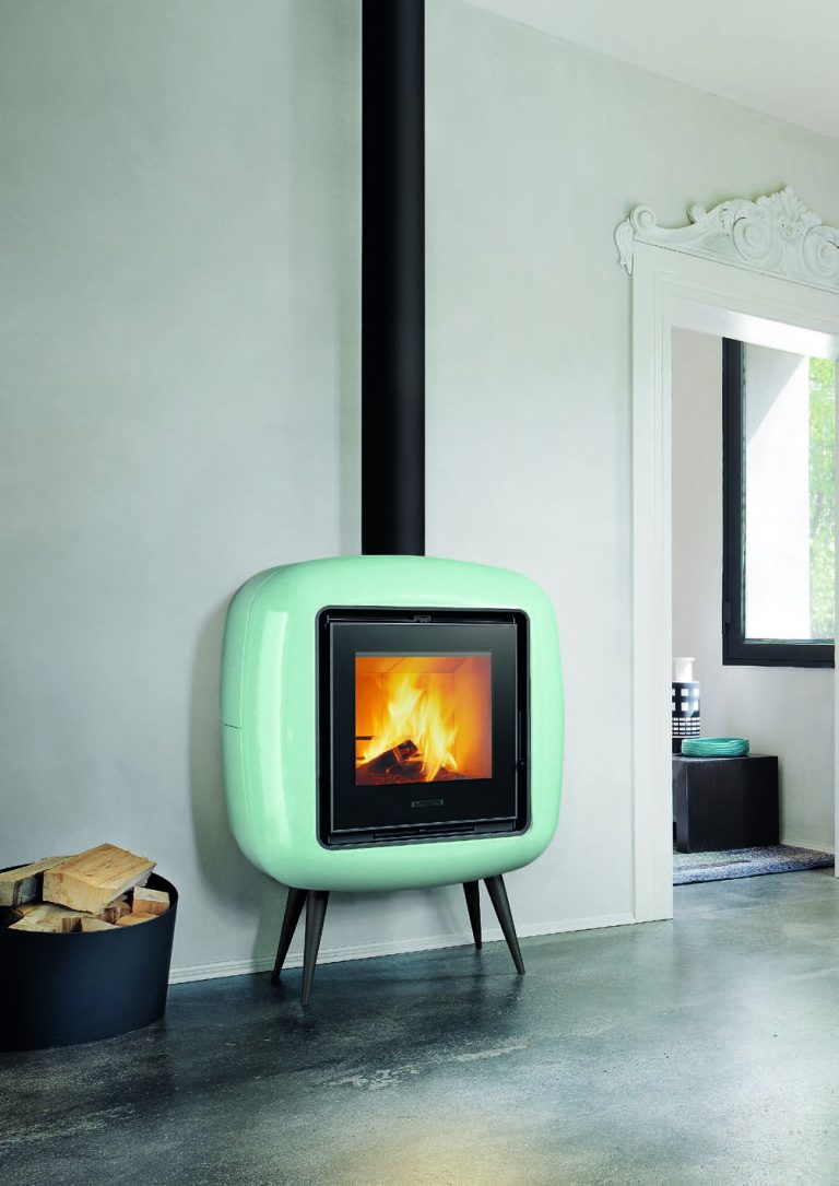 Stufa a legna dal design retrò verde acqua su piedini, verticale