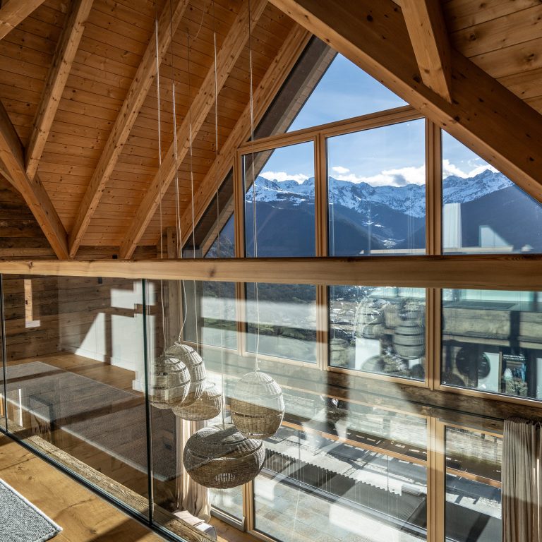 Soppalco con capriate in legno e vetrata triangolare (FIN-Project)
