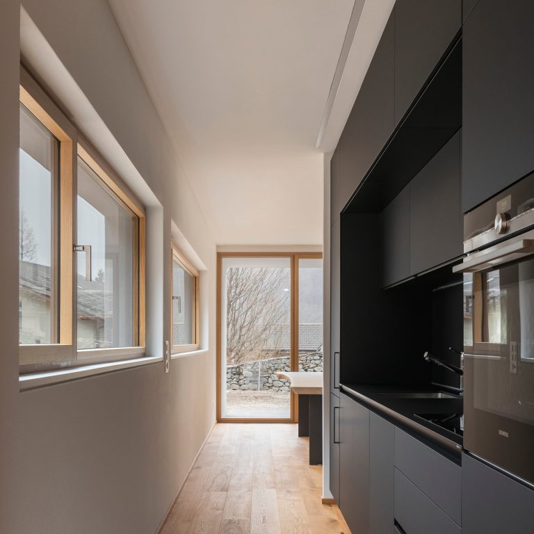 Cucina con finestre e portafinestra dal telaio in legno (FIN-Project alluminio-legno)