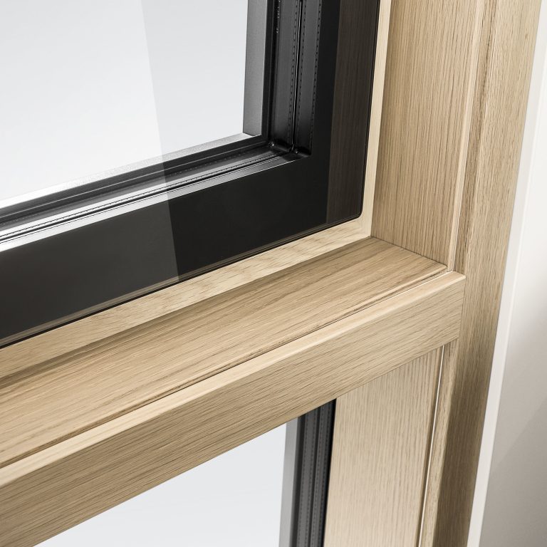 Dettaglio del telaio interno in legno chiaro di una parete vetrata (FIN-Vista alluminio-legno)