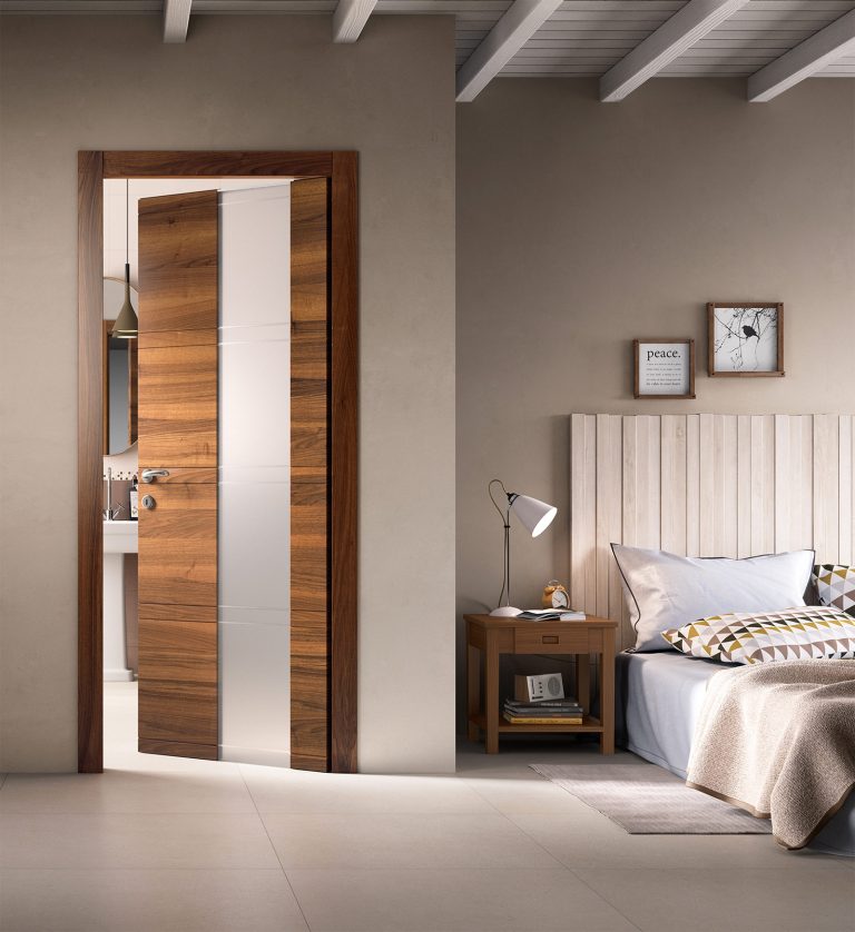 Porta Intaglio 10 vetro in noce nazionale aperta su una camera da letto (verticale)