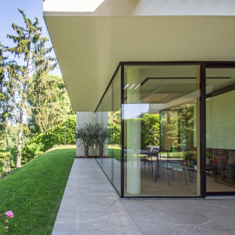 Parete vetrata ad angolo vista dal giardino (FIN-Vista 169 alluminio-legno, Como)