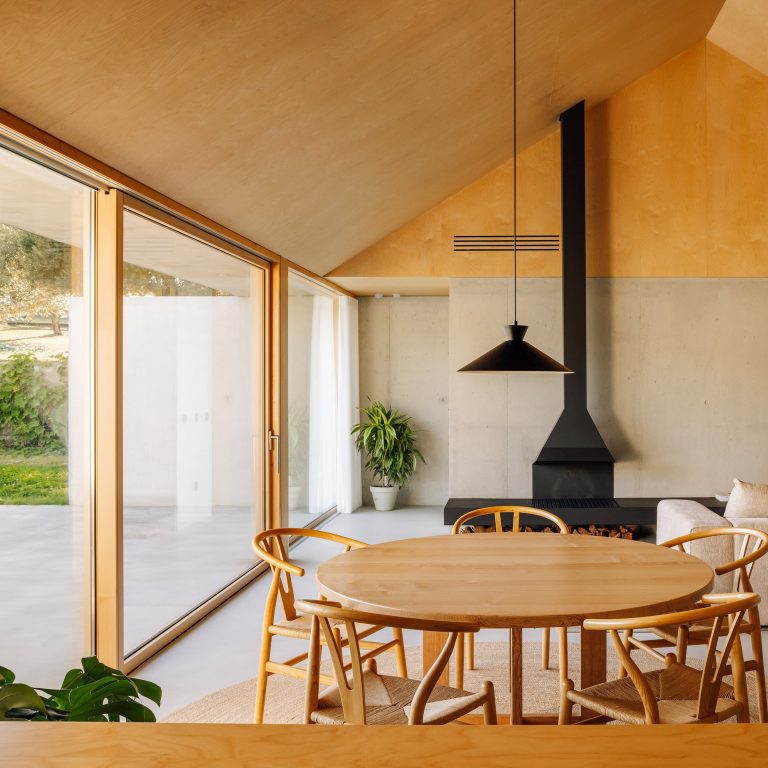 Zona pranzo con vetrata a tutta altezza e telai in legno (FIN-Project alluminio-legno)