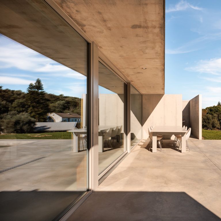 Alzante scorrevole aperto sulla terrazza (FIN-Slide Slim-line 170 alluminio-legno)