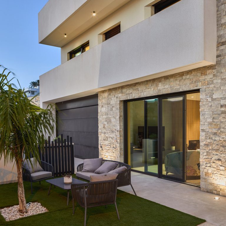 Portafinestra scura su giardino con salottino esterno (FIN-Project alluminio-legno)