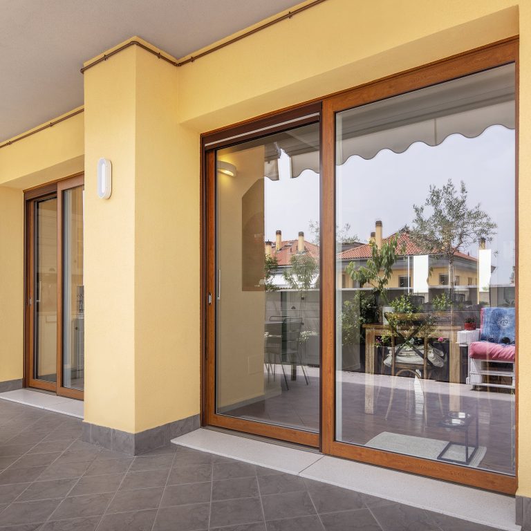 Scorrevole con telaio interno in legno verso il balcone (FIN-Project Nova-line Plus alluminio-legno, Milano)