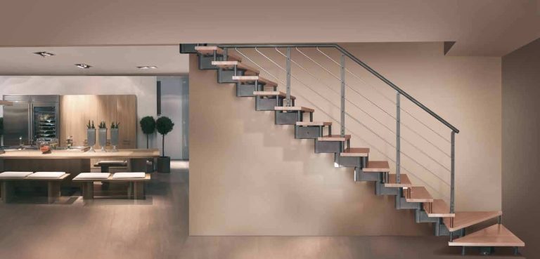 Scala modulare con gradini in legno e ringhiera a correnti lungo parete, zona cucina (foto da catalogo, compressa)