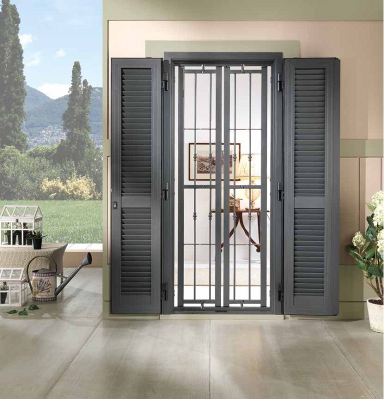 Render: portafinestra con persiana Combi grigio scuro aperta e grata, vista giardino
