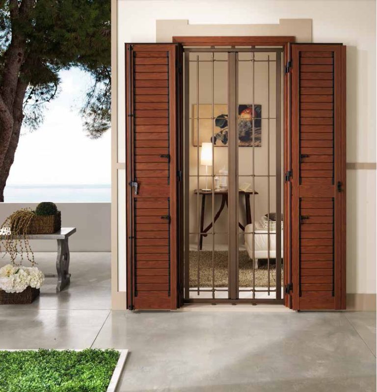 Render: portafinestra con persiana Combi Slim color legno aperta e grata, terrazzo