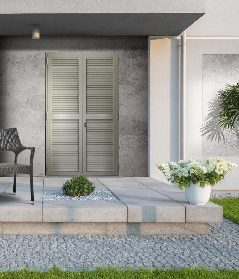Render: ingresso con gradini e persiana blindata Maxima Scudo grigia chiusa