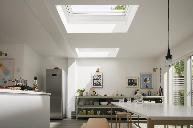 Cucina bianca con due finestre per tetti piani a soffitto