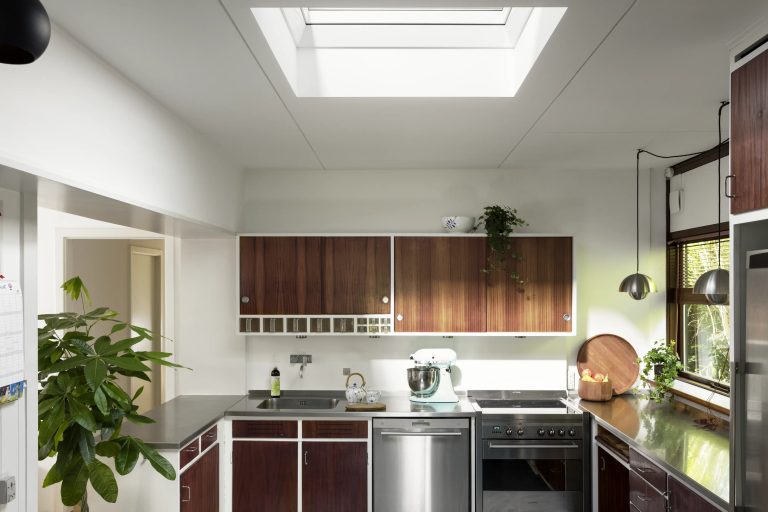Cucina in legno con finestra per tetti piani a soffitto