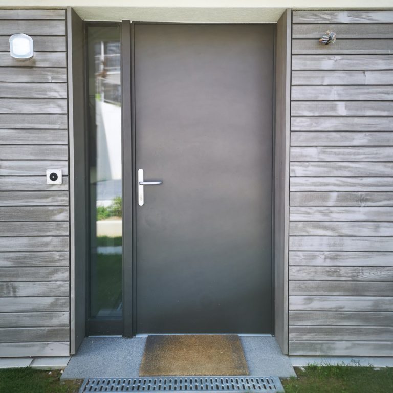 Portoncino antracite su facciata in legno grigio (FIN-Door Flat Planar-Planar 78)