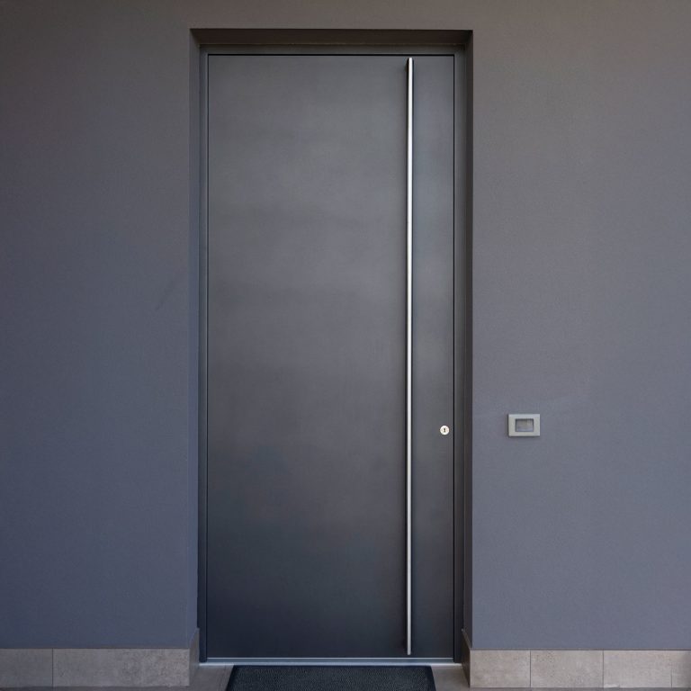 Portoncino grigio liscio con maniglione verticale (FIN-Door Step Planar-Planar 78 alluminio)