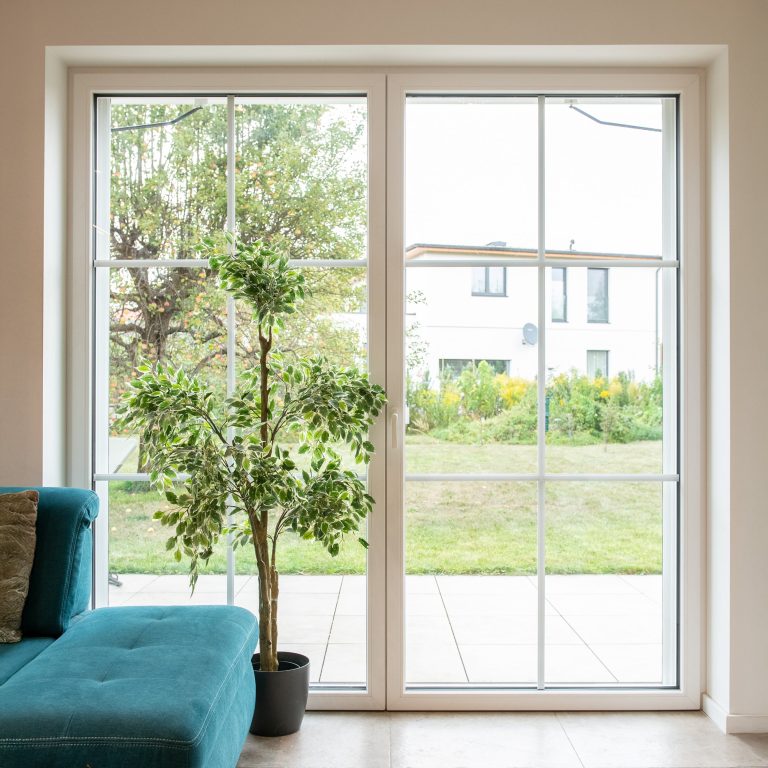Portafinestra con traversini vista giardino (FIN-Window Slim-line alluminio-PVC)
