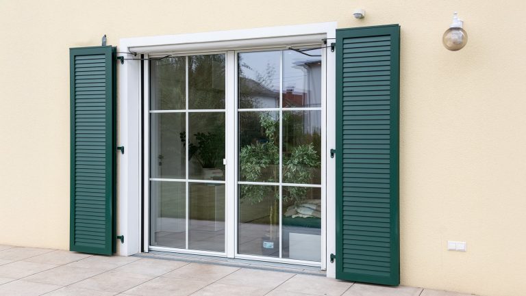 Portafinestra con traversini e persiane verdi vista da fuori (FIN-Window Slim-line alluminio-PVC)