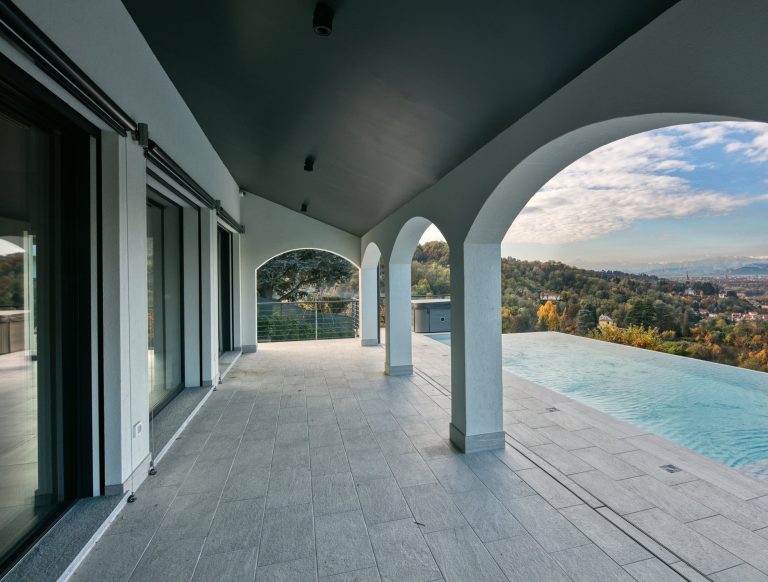Porticato ad archi con vetrate e piscina a sfioro (San Mauro Torinese)