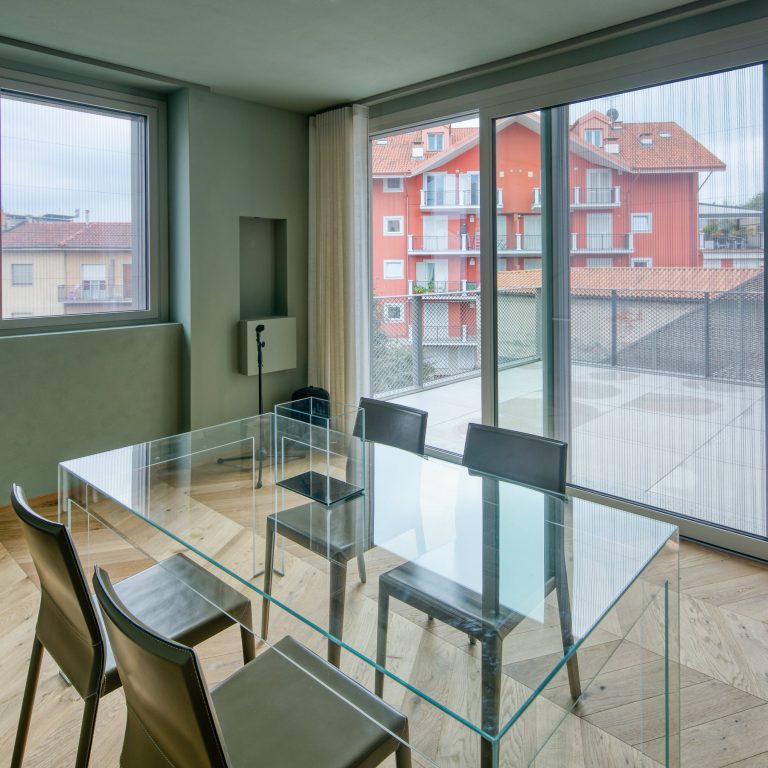 Sala da pranzo con vetrata e portafinestra alluminio-PVC (vicino a Torino)