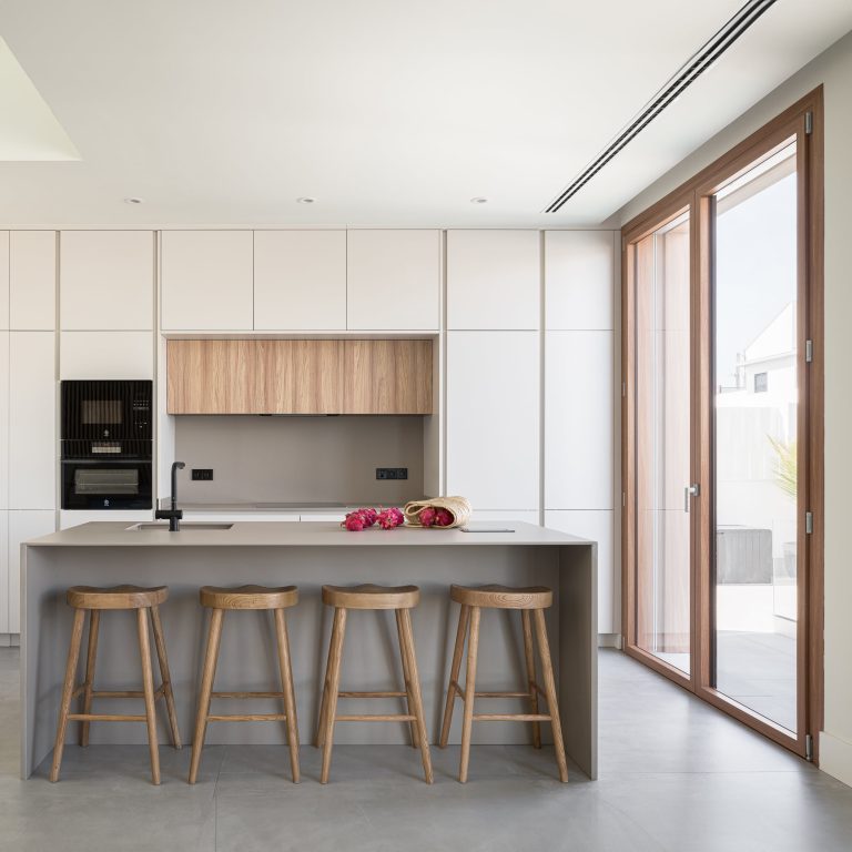 Cucina con portafinestra in PVC effetto legno (FIN-Window Nova-line PVC-PVC)