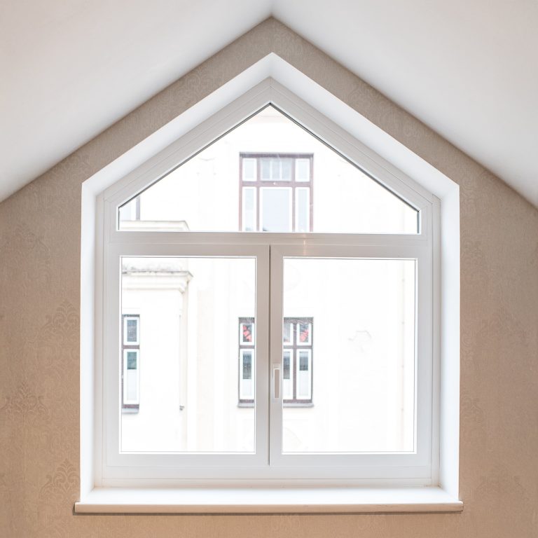 Finestra sagomata in mansarda in PVC bianco (FIN-Window PVC-PVC)
