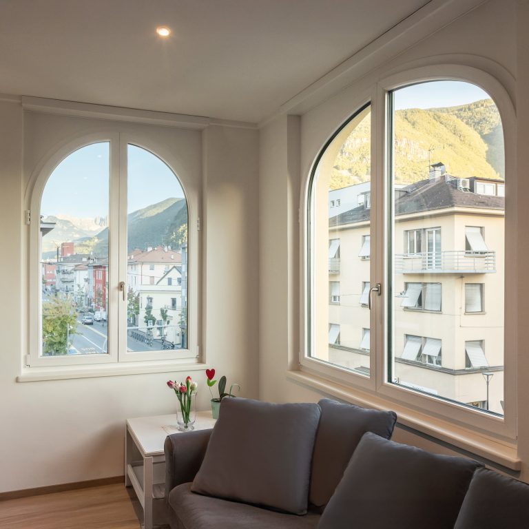 Interno con finestre ad arco in PVC bianco (FIN-Window Slim-line/Step-line PVC-PVC, Bolzano)