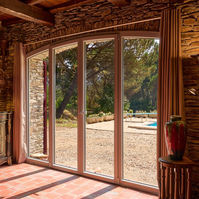 Portafinestra in PVC in casa di pietra con vista piscina (FIN-Window PVC-PVC)