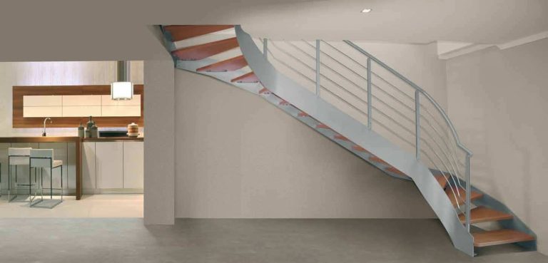Scala a giorno curva in metallo e legno con ringhiera a correnti, open space con cucina (foto da catalogo, compressa)
