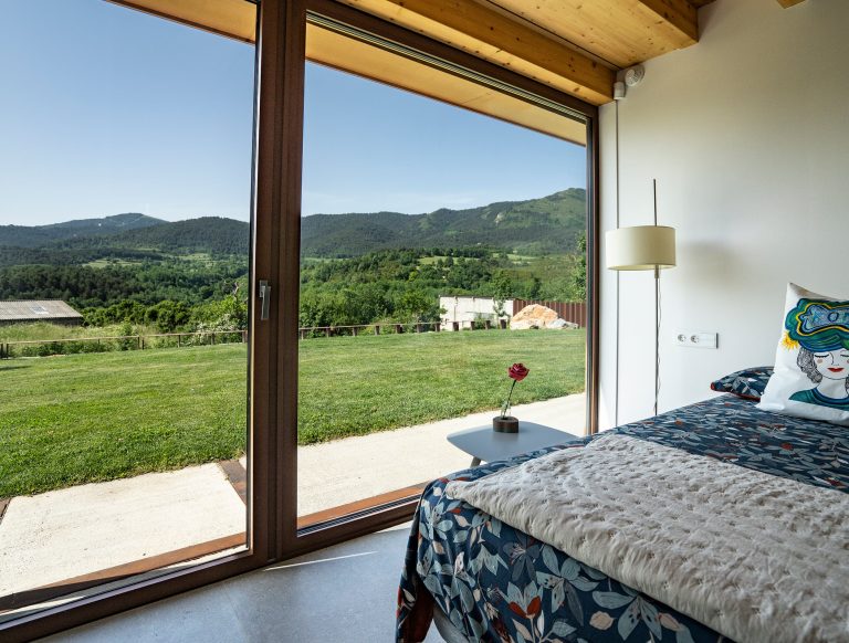 Camera da letto con alzante scorrevole a tutta altezza sulla campagna (FIN-Slide)