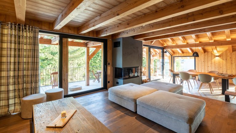 Soggiorno di chalet con vetrate e alzante scorrevole (FIN-Vista, FIN-Slide)