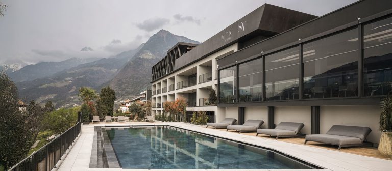 Hotel con pareti vetrate continue e piscina (FIN-Vista, Tirolo)