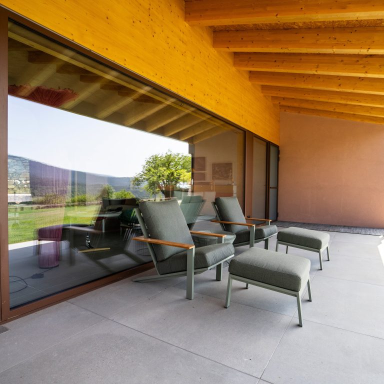 Portico con soffitto in legno e vetrate scorrevoli (FIN-Slide Slim-line 170)